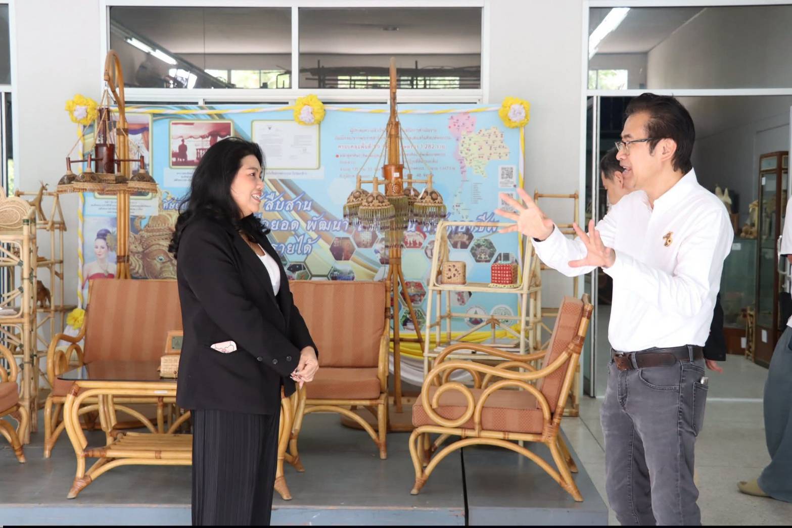 title - ผู้อำนวยการศูนย์ส่งเสริมและพัฒนาอาชีพเสริมนอกภาคการเกษตร ให้การต้อนรับคณะเจ้าหน้าที่กระทรวงทรัพยากรธรรมชาติและสิ่งแวดล้อม เยี่ยมชมสถานที่ ศพส. และแผนกฝึกอบรมทั้ง 12 แผนก